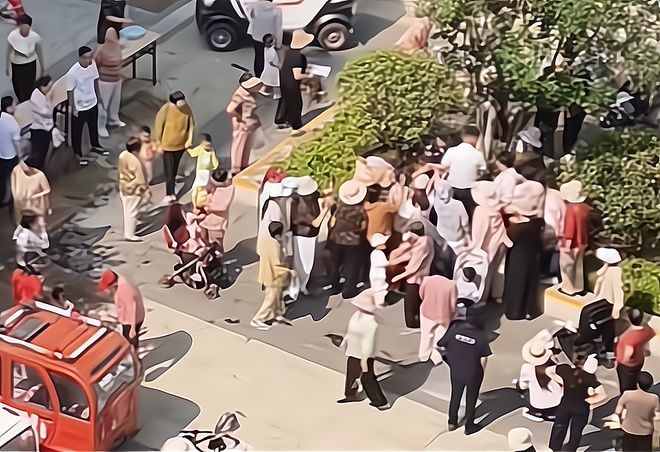 粽子大妈连盆都端走了还围堵物业要鸡蛋CQ9电子登录山东：小区端午免费包(图3)