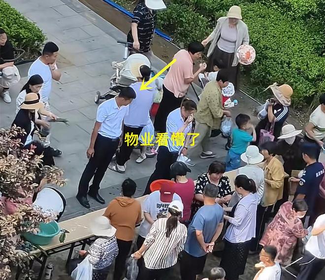 粽子大妈连盆都端走了还围堵物业要鸡蛋CQ9电子登录山东：小区端午免费包(图2)